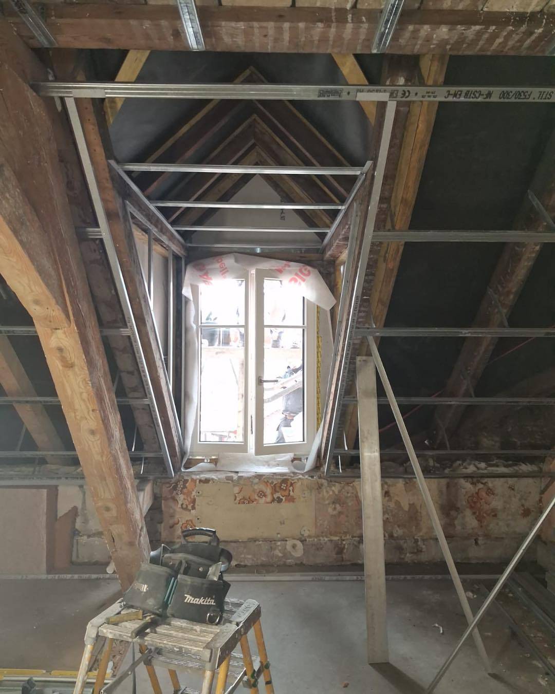 Mise en place de l’ossature et préparation des supports pour des travaux d'isolation de combles à Marlenheim, Bas-Rhin