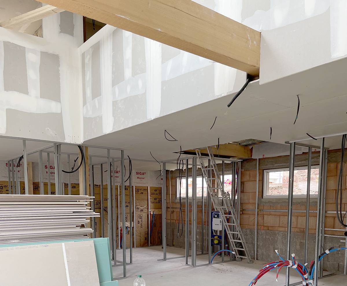 Plaquiste pour la création de cloisons placo dans une grange en rénovation à Saverne