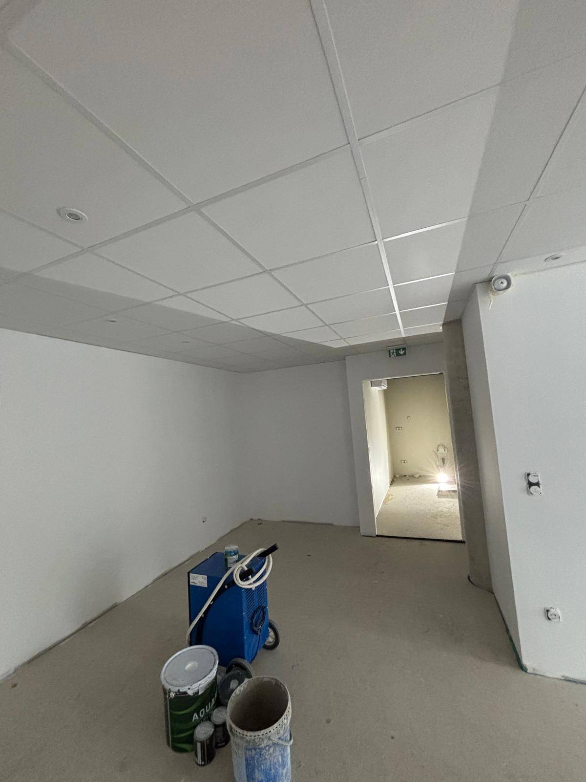 Pose de faux plafonds techniques avec finitions acoustiques et personnalisées pour cabinet de kinésithérapie neuf à Strasbourg centre-ville