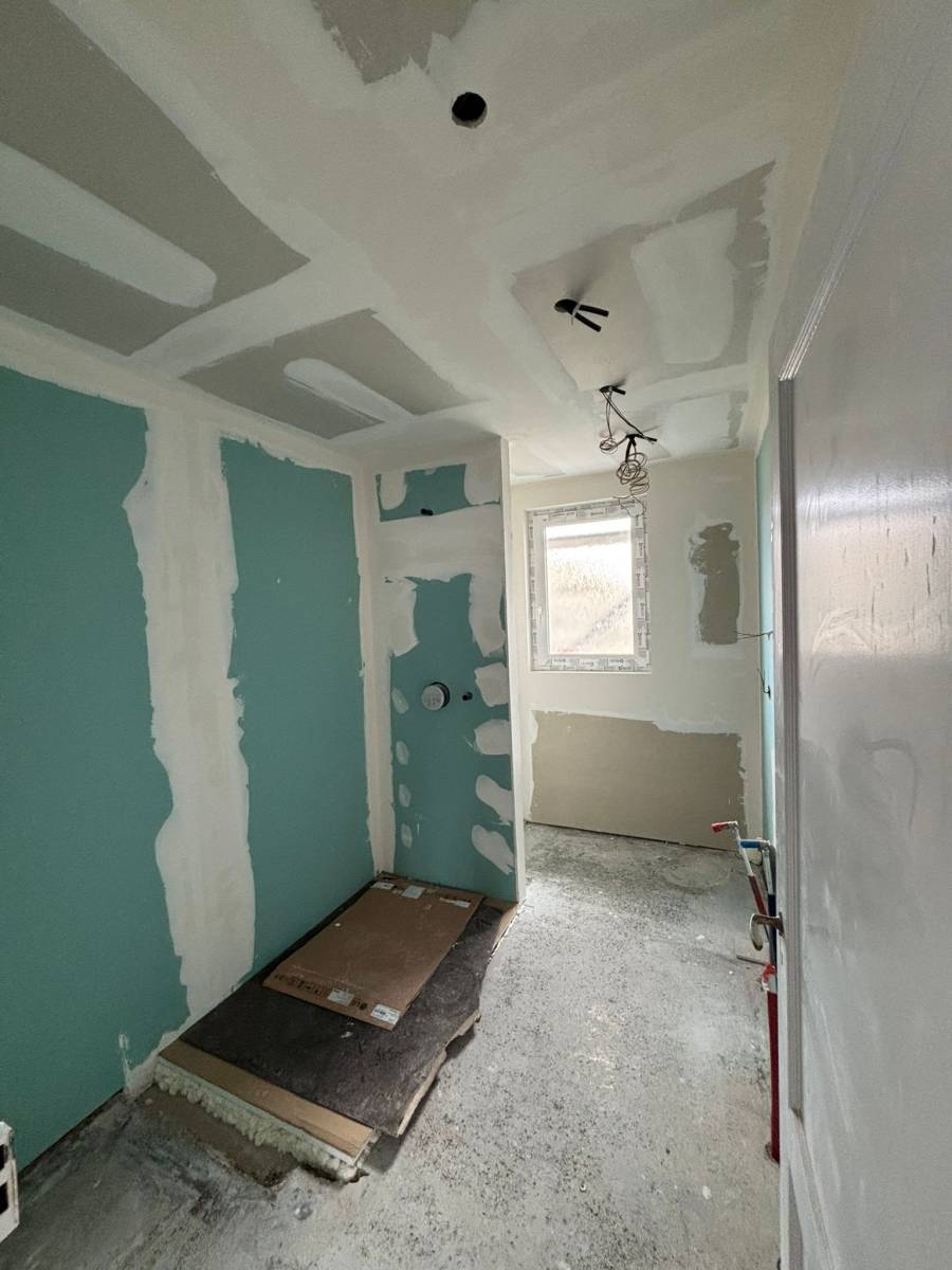 Travaux de plâtrerie avec plaques BA13 pour salle de bain