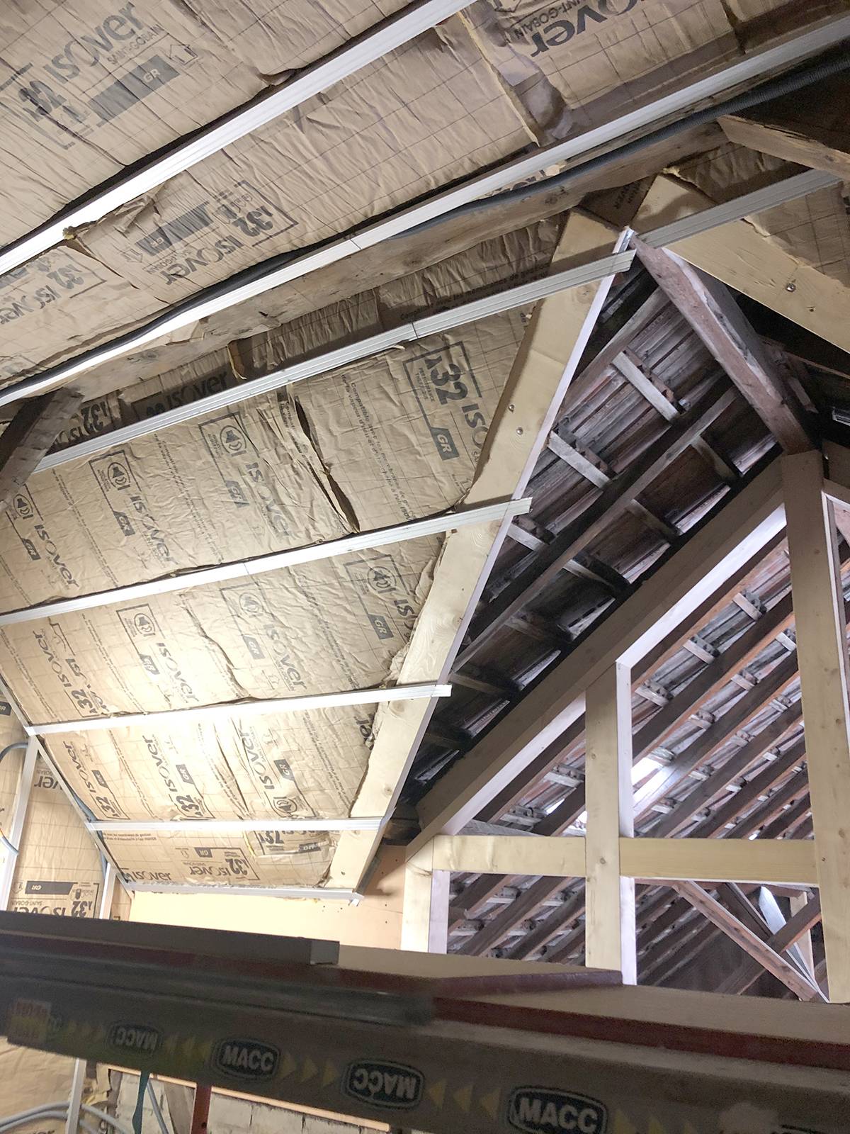 Aménagement et isolation de combles dans une grange en rénovation à Saverne