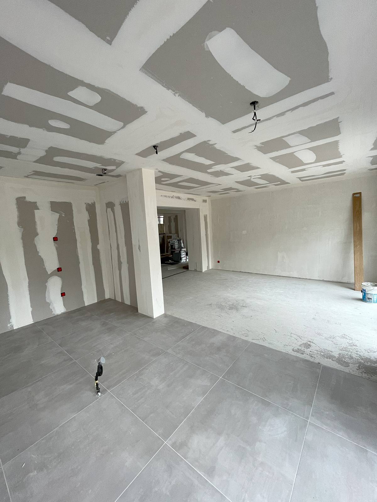 Pose de plaque de plâtre pour agrandissement de maison à Brumath