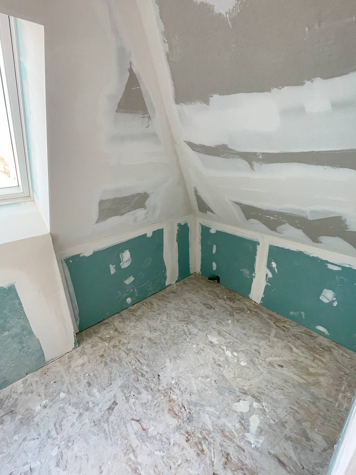 Plaquiste pour rénovation en placo hydrofuge dans une salle de bain sur Brumath