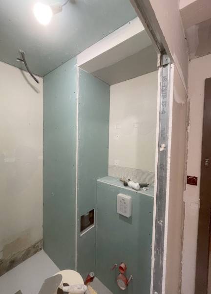 Cloisons, placo hydrofuge et plâtrerie pour la rénovation d'un studio à Strasbourg