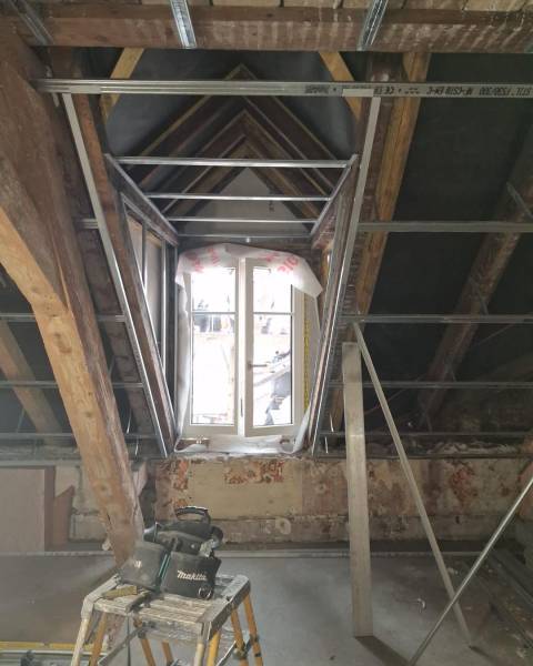 Mise en place de l’ossature et préparation des supports pour des travaux d'isolation de combles à Marlenheim, Bas-Rhin