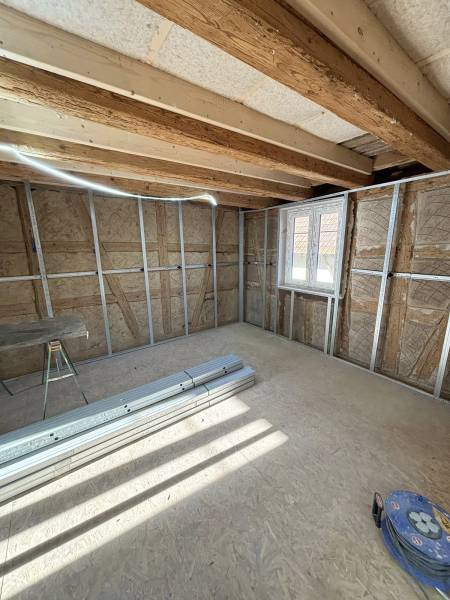 Isolation des murs de maison ancienne avec ossature puis plâtrerie de finition pour une rénovation près de Strasbourg