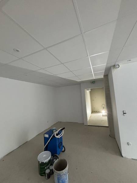 Pose de faux plafonds techniques avec finitions acoustiques et personnalisées pour cabinet de kinésithérapie neuf à Strasbourg centre-ville