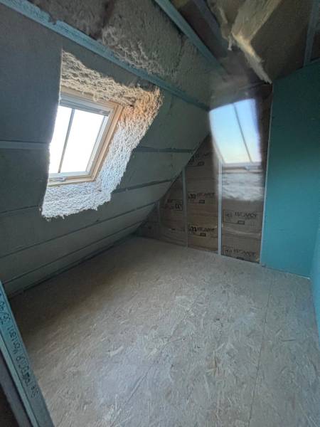 Isolation de combles entre solives par laine de verre pour une performance thermique optimale dans une maison à Truchtersheim