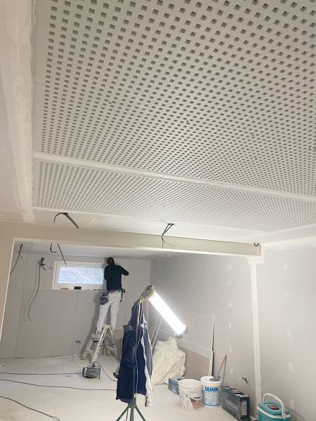 Installation de faux plafond perforé, une solution innovante pour la correction acoustique à Wasselonne et sa région de Strasbourg